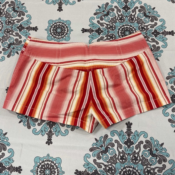 Express Stretch Midrise Oceanside 🏄♀️ Shorts - Picture 4 of 6